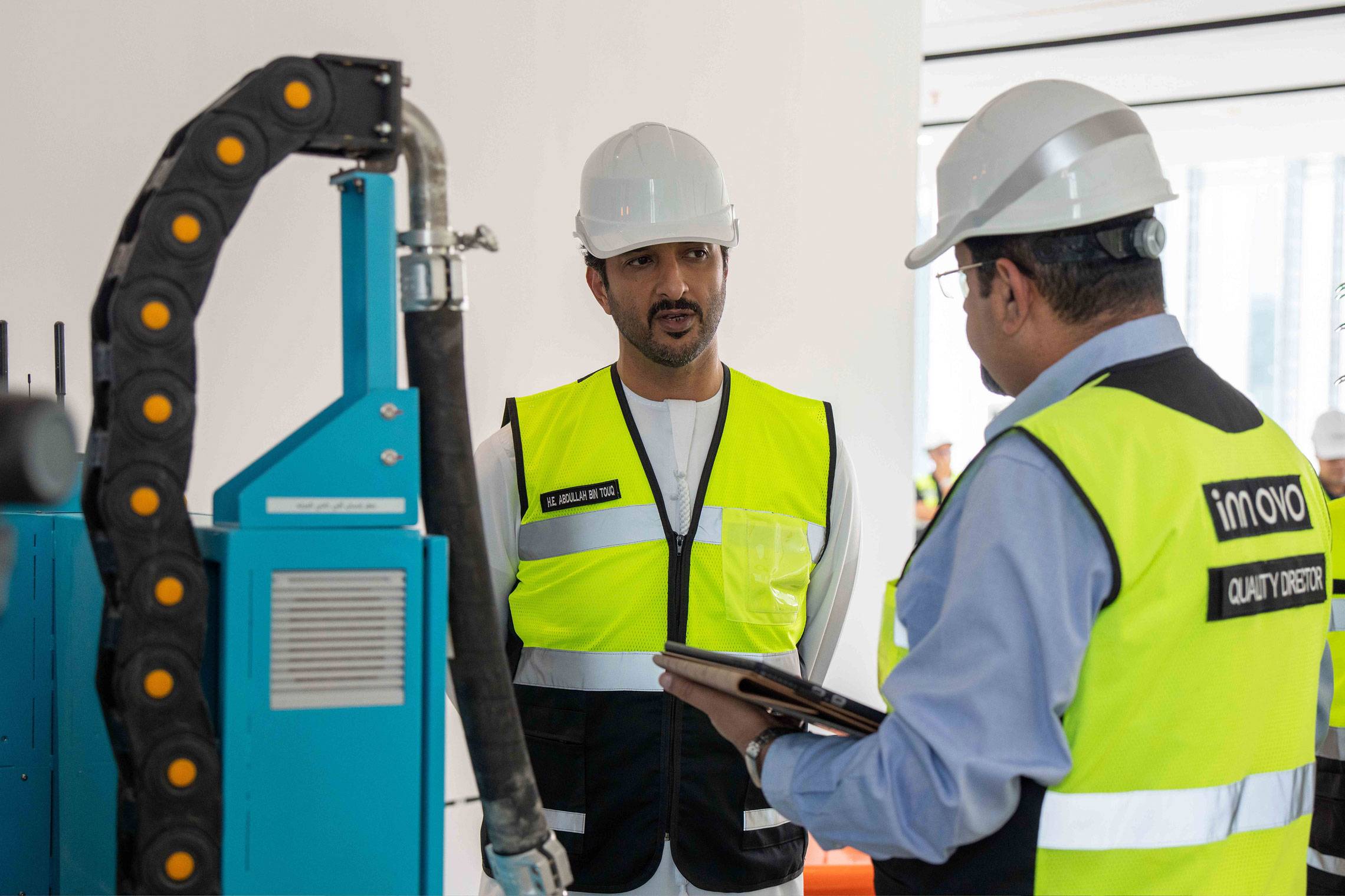 Innovo engineer briefs an Emirati official on robotic drilling equipment on site
